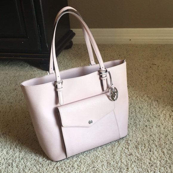 Michael Kors Handbags - Beautiful Michael Kors jet set tote